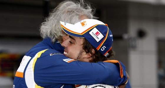 Alonso-dedie-son-podium-a-Flavio-Briatore