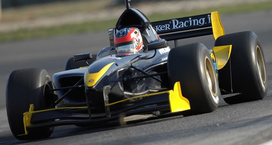 Gravity-signe-avec-Charouz-Racing-System-en-Auto-GP