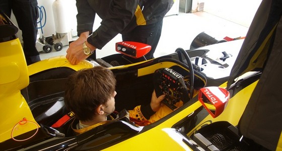 Charouz-et-D-Ambrosio-en-piste-pour-Renault-F1