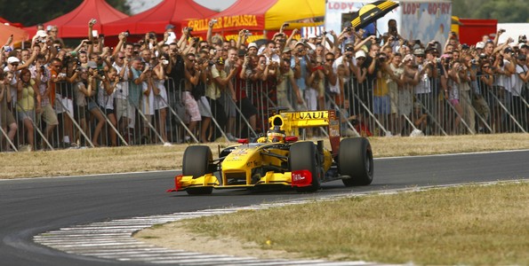 Le-Renault-F1-Team-prepare-un-roadshow-en-Coree-du-Sud