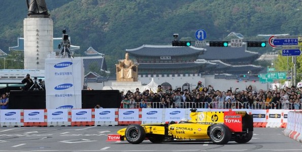 Le-Renault-F1-Team-ravit-les-spectateurs-dans-les-rues-de-Seoul