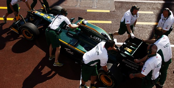 La-nouvelle-Team-Lotus-Renault-en-cours-d-assemblage