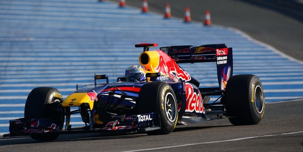 Red-Bull-Renault-tente-d-apprehender-les-gommes-Pirelli