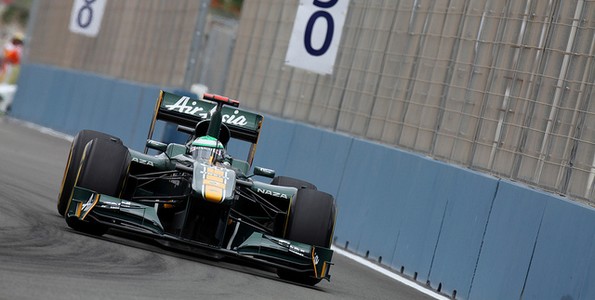 Team-Lotus-Renault-en-retrait