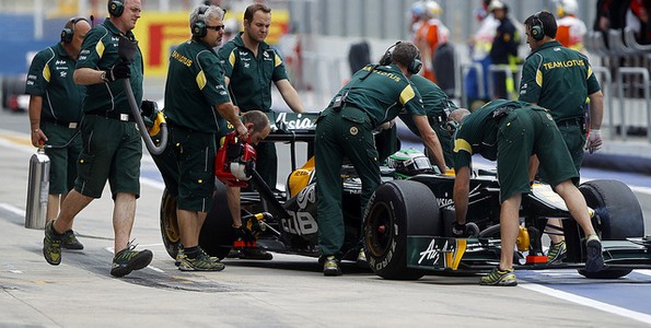 Team-Lotus-Renault-passe-entre-les-gouttes