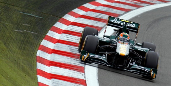 Les-deux-voitures-a-l-arrivee-pour-le-Team-Lotus-Renault