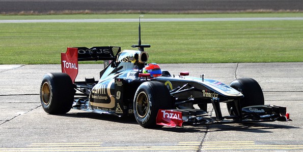 Romain-Grosjean-prend-le-volant-de-la-Renault-R31