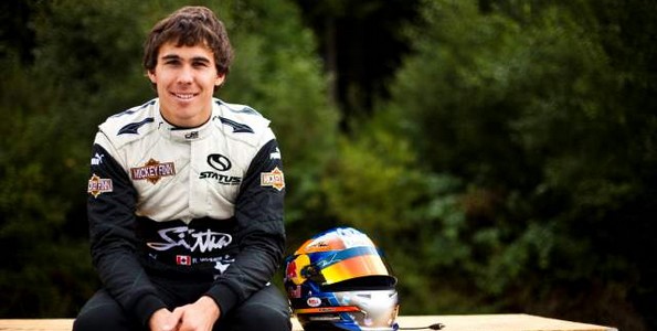 Robert-Wickens-arrive-a-Enstone-pour-mouler-son-baquet