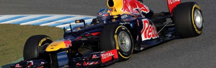 Sebastian-Vettel-prend-connaissance-de-la-Red-Bull-Renault-RB8