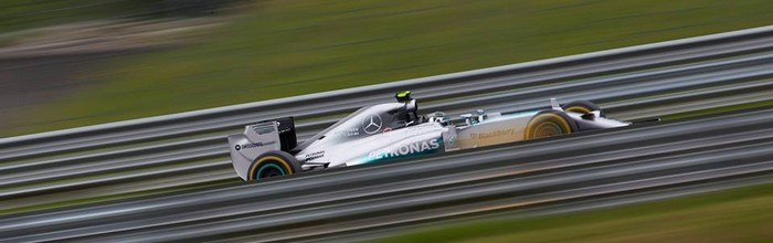 Autriche-Course-Mercedes-in-Renault-out