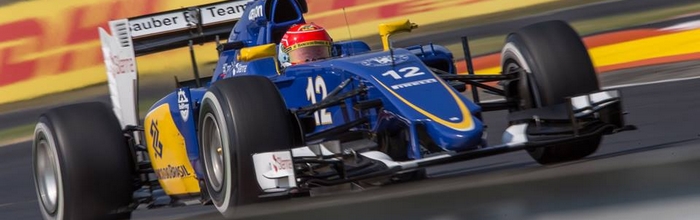 Une-equipe-Renault-accompagnee-de-Sauber-Renault