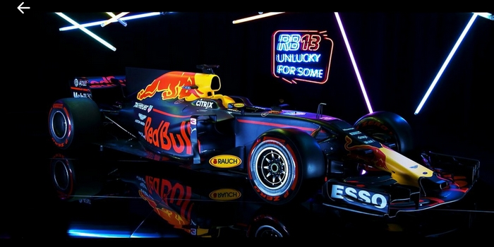 La-Red-Bull-TAG-Heuer-RB13-sort-de-l-ombre