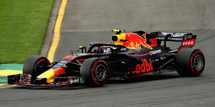 Red-Bull-en-embuscade-derriere-Mercedes-et-Ferrari