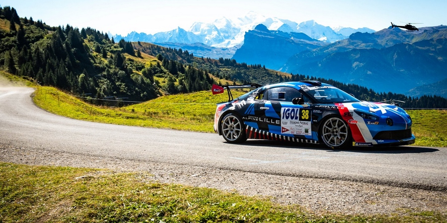 Alpine-au-depart-d-une-manche-du-WRC-en-decembre