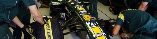 Heikki-Kovalainen-et-Jarno-Trulli-satisfaits-par-le-V8-Renault