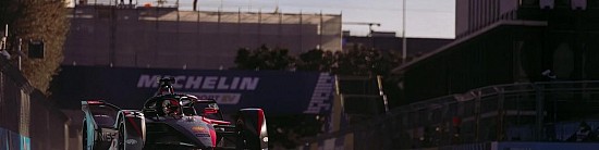 ePrix-de-Valence-Course-2-Oliver-Rowland-et-Nissan-au-pied-du-podium