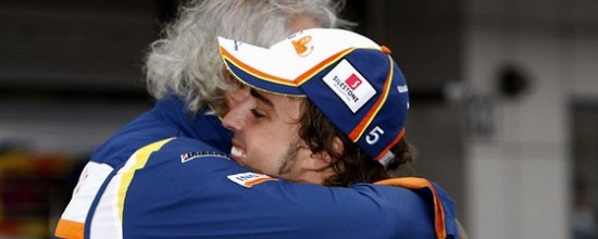 Alonso-dedie-son-podium-a-Flavio-Briatore
