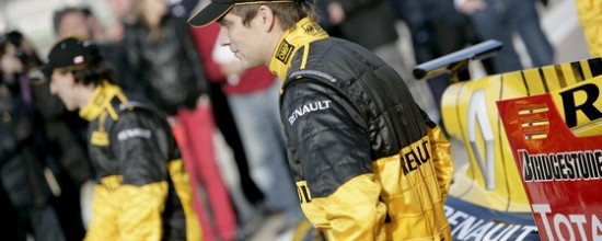 Vitaly-Petrov-au-volant-de-la-Renault-F1-R30-mercredi