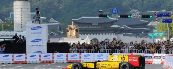 Le-Renault-F1-Team-ravit-les-spectateurs-dans-les-rues-de-Seoul