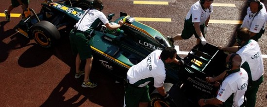 La-nouvelle-Team-Lotus-Renault-en-cours-d-assemblage