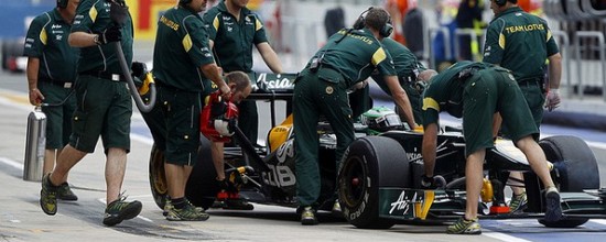 Team-Lotus-Renault-passe-entre-les-gouttes