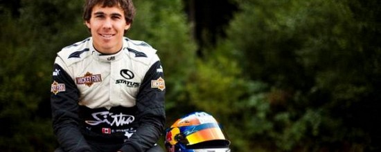 Robert-Wickens-arrive-a-Enstone-pour-mouler-son-baquet