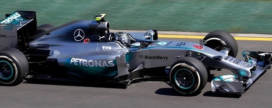 Melbourne-Course-Rosberg-et-Mercedes-sur-un-nuage