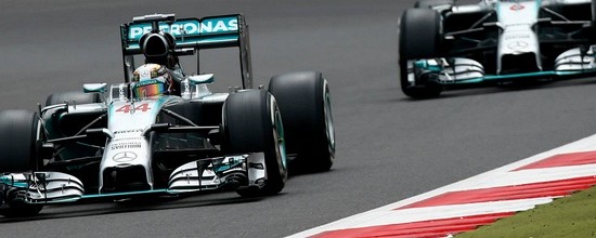 UK-Course-Lewis-Hamilton-couronne-devant-son-public