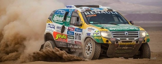 Le-Renault-Duster-Team-place-une-auto-a-l-arrivee-du-Dakar-2015