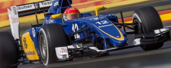 Une-equipe-Renault-accompagnee-de-Sauber-Renault