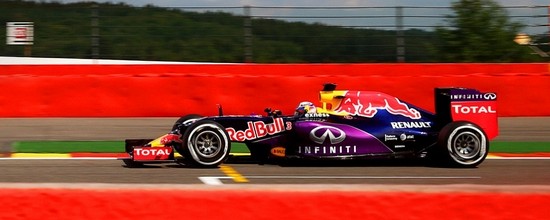 Daniel-Ricciardo-bien-place-Daniil-Kvyat-dans-le-paquet-a-Spa