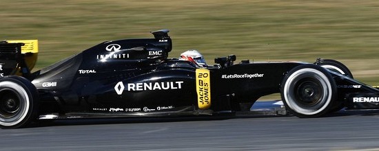 Kevin-Magnussen-lance-la-machine-Renault-a-Barcelone