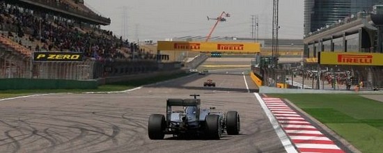 Mercedes-et-Ferrari-au-coude-a-coude-en-Chine