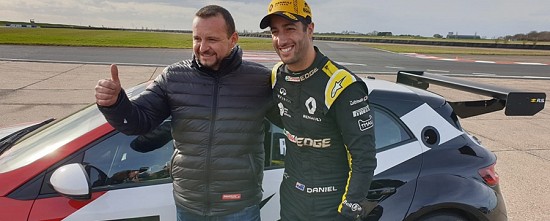 Daniel-Ricciardo-prend-le-volant-de-la-Renault-Megane-R-S-TCR