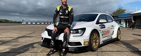 Daniel-Ricciardo-de-nouveau-au-volant-de-la-Megane-R-S-TCR